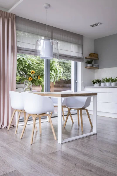 Lampu Atas Meja Kayu Dan Kursi Putih Ruang Makan Interior — Stok Foto