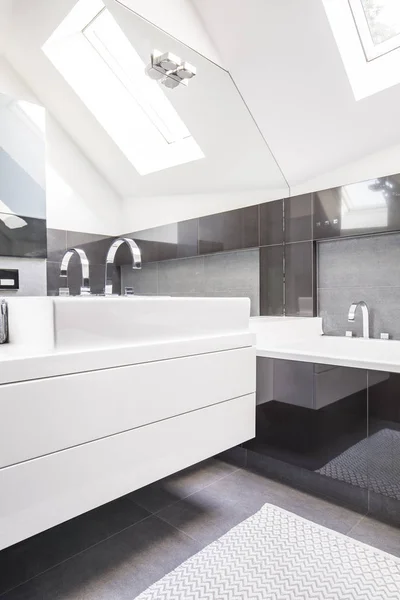 Gran Espejo Moderno Armario Lavabo Blanco Interior Baño Lujo Con — Foto de Stock