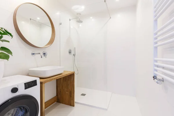 Vista Laterale Moderno Bagno Interno Con Doccia Lavabo Specchio Rotondo — Foto Stock