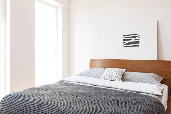 Двуспальная Кровать Серым Одеялом Подушками Установленная Интерьере Спальни Большим Окном — стоковое фото