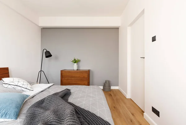 Graue Decke Auf Dem Bett Minimalistischem Schlafzimmerinterieur Mit Pflanze Auf — Stockfoto