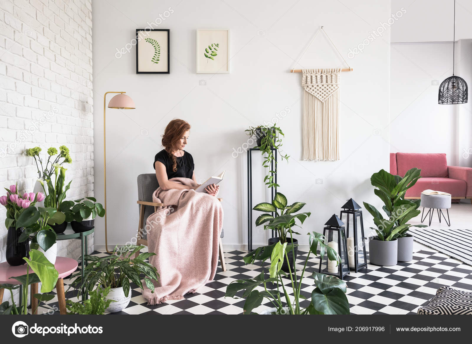 植物と市松模様の床のリビング ルームのインテリアに毛布で覆われて 本を読む少女 ストック写真 C Photographee Eu 植物と市松模様の床のリビング ルームのインテリアに毛布で覆われて 本を読む少女 ストック写真 C Photographee Eu