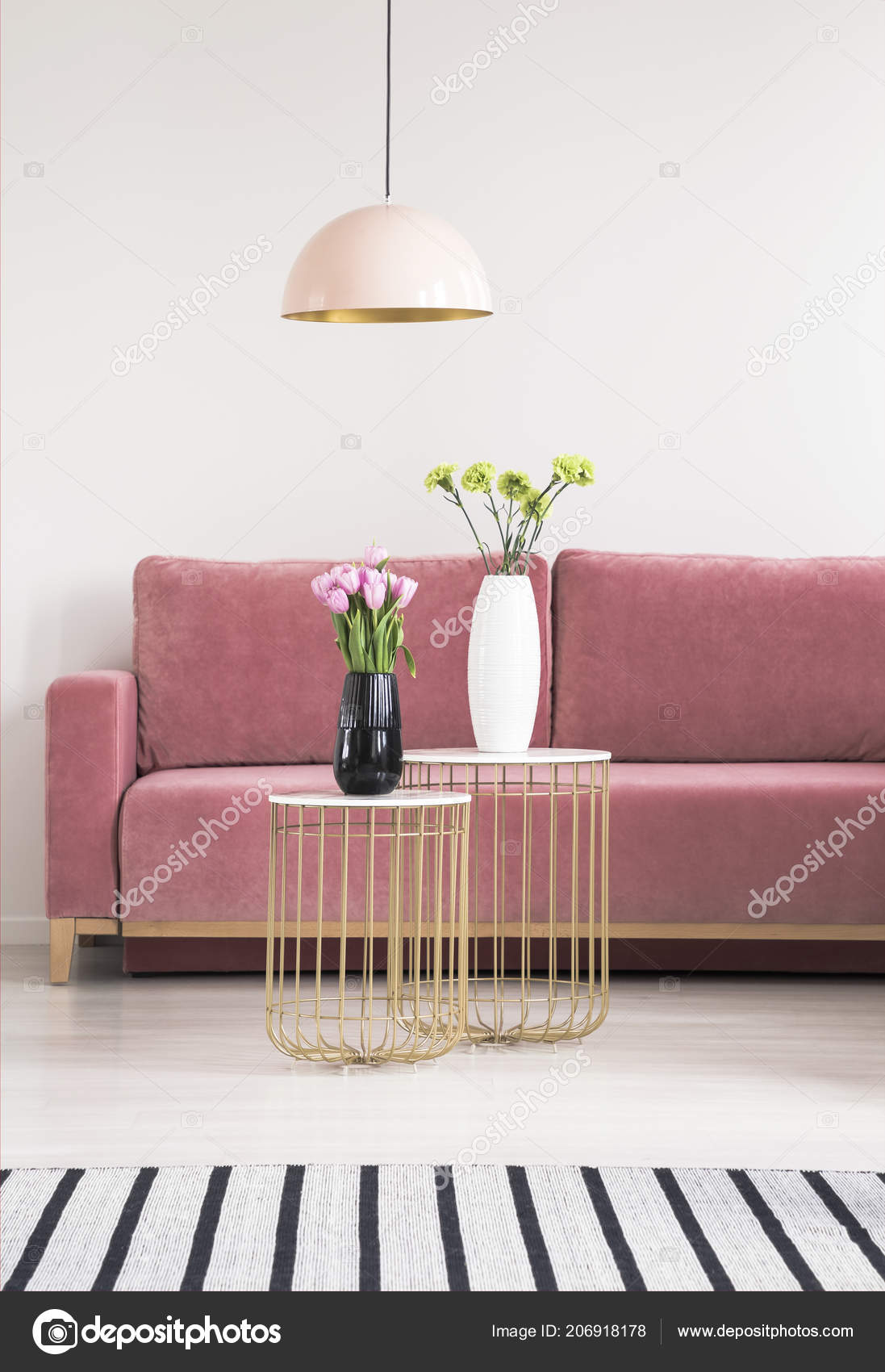 Goldene Kleine Tische Mit Blumen Rosa Couch Und Kronleuchter ... Goldene Kleine Tische Mit Blumen Rosa Couch Und Kronleuchter ...