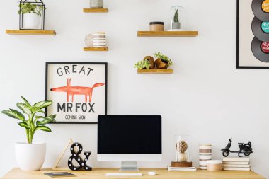 Freelancer ahşap Danışma bitki ve masaüstü bilgisayarda poster ile iç. Gerçek fotoğraf