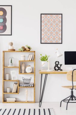 Poster ile bitki ve masaüstü bilgisayar ev ofis iç ahşap masa üstünde. Gerçek fotoğraf