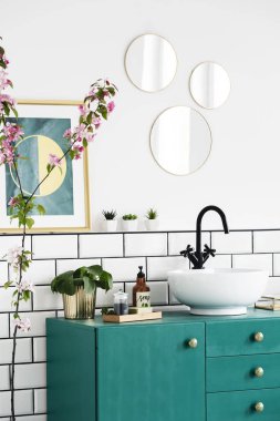 Aynalar ve poster yeşil bitkiler ile modern banyo iç kabin yukarıda. Gerçek fotoğraf
