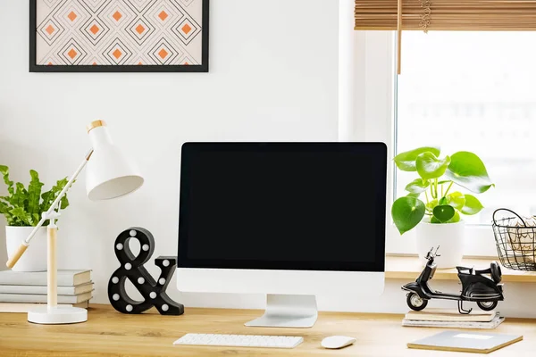 工場とホーム オフィス インテリアの木製の机のデスクトップ コンピューターの横にある白いランプは グラフィックの場所の実際の写真 — ストック写真