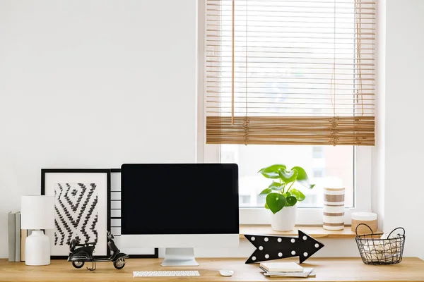 Primer Plano Espacio Trabajo Minimalista Blanco Junto Una Ventana Con — Foto de Stock