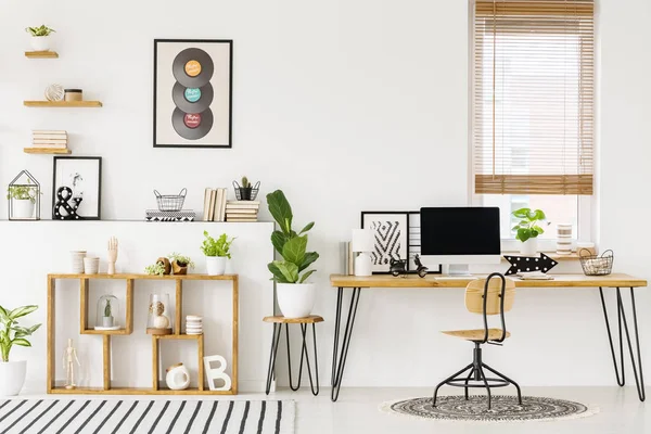 白色家庭办公室内部与自然 木制家具 工业元素 绿色植物和计算机在一张大书桌上 — 图库照片