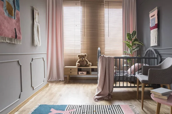 カーテンし ベッドの上のピンクの毛布で子供の寝室のインテリアのウィンドウにブラインドします 実際の写真 — ストック写真