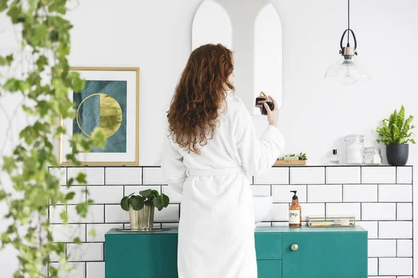 Poster Bitki Yeşil Kabine Ile Beyaz Banyo Ayna Önünde Kadın — Stok fotoğraf