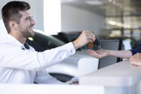 Sonriente Vendedor Coches Dando Llaves Comprador Salón Operaciones — Foto de Stock