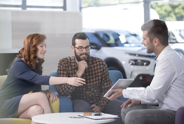 Casamento Feliz Escolhendo Carro Novo Enquanto Conversa Com Vendedor Showroom — Fotografia de Stock