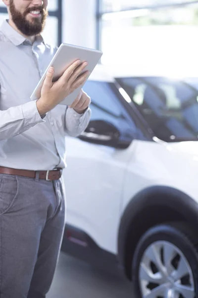 Lächelnder Autohändler Mit Tablet Exklusiven Showroom — Stockfoto