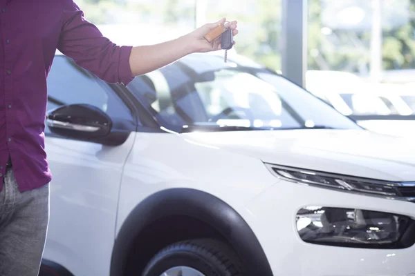 Detail Kupujícího Klíči Rukou Nové Exkluzivní Auto Při Jednání Salon — Stock fotografie