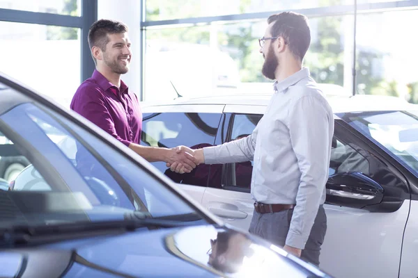 Comprador Feliz Carro Novo Apertando Mãos Com Revendedor Após Transação — Fotografia de Stock