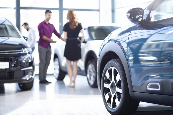 Low Angle Exclusive Car Dealing Salon Seller Buyer — Stock Photo, Image