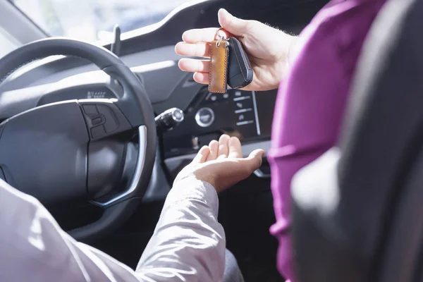 Anahtarları Arabada Test Sürüşü Sırasında Alıcıya Verilmesi Satıcı Close — Stok fotoğraf