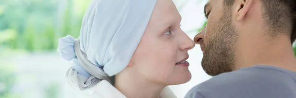 乳癌彼女の夫にキスの病気女性のパノラマ — ストック写真