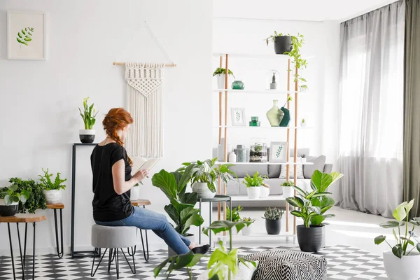 Mujer Jengibre Leyendo Libro Moderno Salón Interior Con Plantas — Foto de Stock