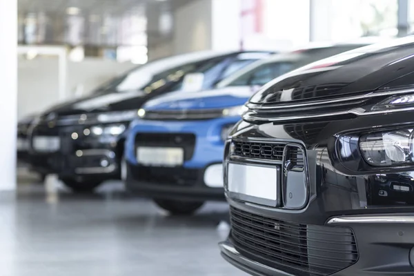 Bajo Ángulo Tienda Extravagancia Con Coches Una Fila Para Venta — Foto de Stock