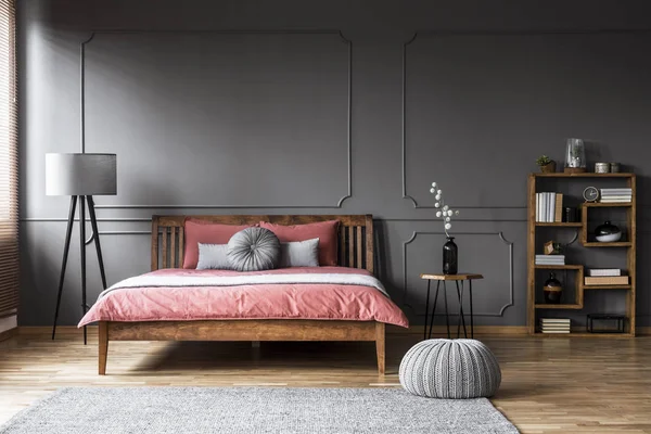 Pouf Accanto Letto Legno Con Lenzuola Rosa Camera Letto Grigia — Foto Stock