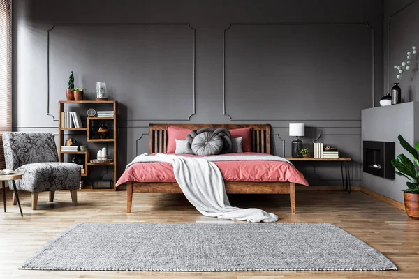 Karpet Interior Kamar Tidur Abu Abu Dan Merah Muda Yang — Stok Foto