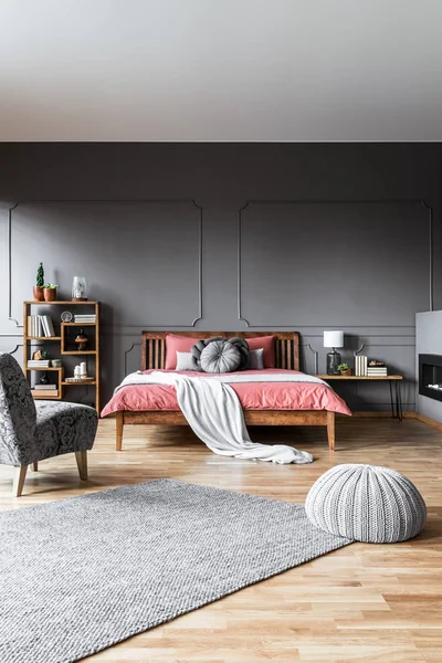 Poef Tapijt Donker Grijs Open Ruimte Interieur Met Roze Houten — Stockfoto