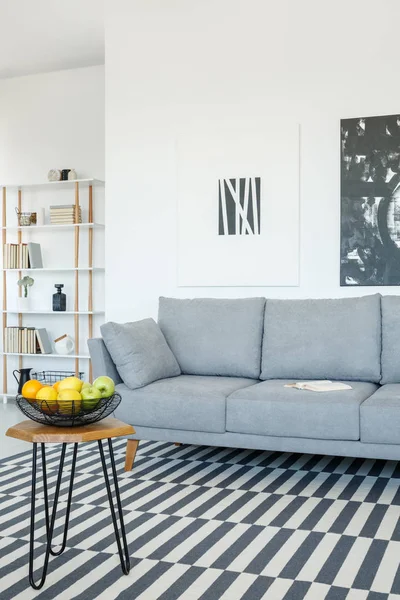 Graues Sofa Und Tisch Auf Gemustertem Teppich Hellem Wohnzimmerinterieur Mit — Stockfoto