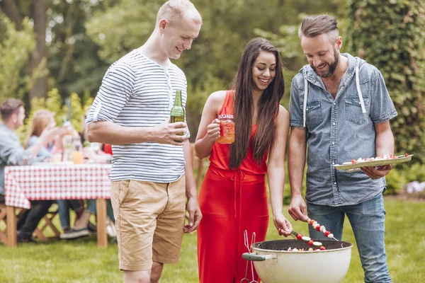 Amigos Sonrientes Asando Shashliks Bebiendo Cerveza Durante Fiesta Jardín — Foto de Stock