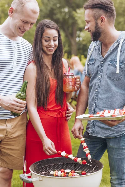 Lächelnde Frau Und Freunde Grillen Schaschliks Bei Gartenparty Sommer — Stockfoto