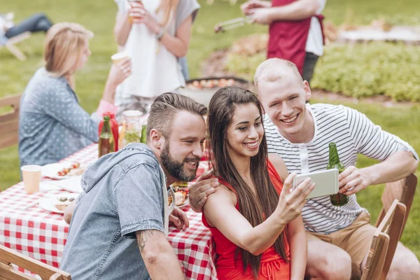 Lächelnde Freunde Machen Selfie Bei Grillparty Garten — Stockfoto