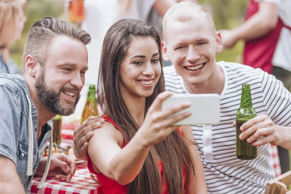 Glückliche Freunde Trinken Bier Und Machen Selfie Bei Grillparty — Stockfoto
