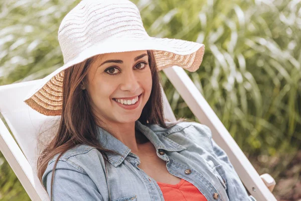 Smiling Woman Hat Relaxing Sunbed Summer — Stock Photo, Image