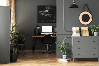 Kabine ve bitkiler gri çalışma alanı iç ile mockup perde üstünde okul sırası bilgisayar. Gerçek fotoğraf