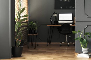 Mockup lamba gri freelancer'ın oda iç bitkiler ile yanındaki masaüstü bilgisayarda. Gerçek fotoğraf