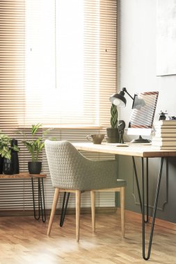 Gri tekli masa masaüstü bilgisayar ve lamba parlak çalışma alanı iç. Gerçek fotoğraf