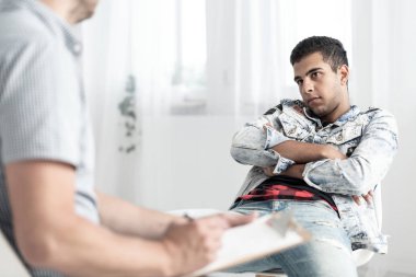 Denim kıyafeti psikoterapist ile tedavi sırasında rahatsız İspanyol adam