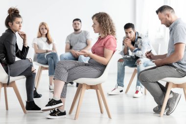 Genç kadın Danışmanı ile grup terapisi sırasında asi arkadaşı ile ilgili sorun çözme