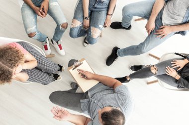 Ağlayan kız grup terapisi sırasında destekleyen psikolog üzerinde üstten görünüm