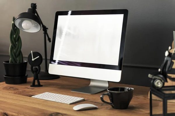 Toetsenbord Muis Desktop Computer Houten Bureau Met Lamp Werk Gebied — Stockfoto