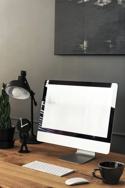 Mockup Komputer Desktop Meja Kayu Dengan Lampu Interior Kantor Rumah — Stok Foto