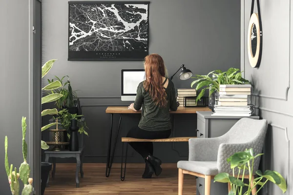 Mulher Gengibre Sentado Por Uma Mesa Grampo Madeira Com Computador — Fotografia de Stock