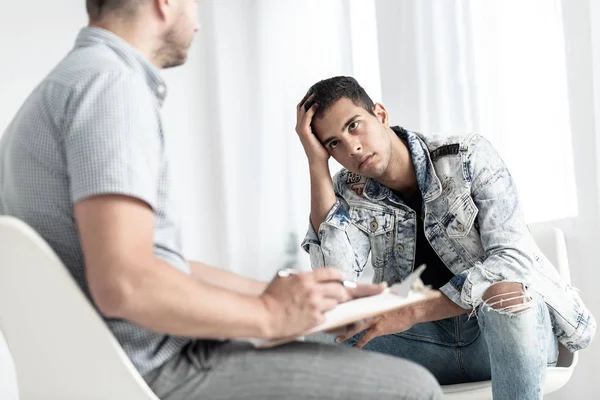 Rebellischer Spanischer Mann Hört Berater Während Der Therapie Für Jugendliche — Stockfoto