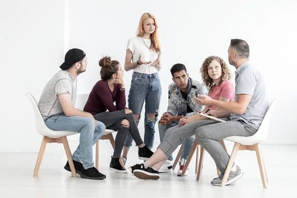 Chica Pelirroja Triste Hablando Depresión Durante Reunión Grupo Con Terapeuta — Foto de Stock