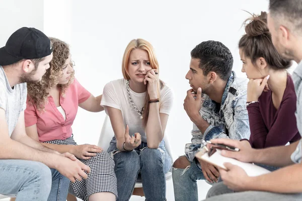 Jóvenes Que Apoyan Una Adolescente Llorando Durante Una Reunión Con — Foto de Stock