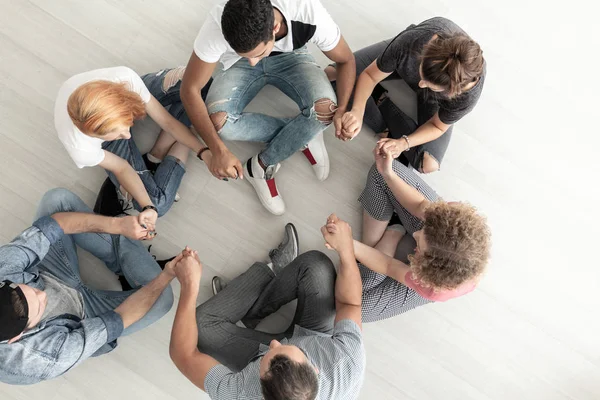 Vista Superior Los Adolescentes Sentados Círculo Tomados Mano Durante Terapia —  Fotos de Stock