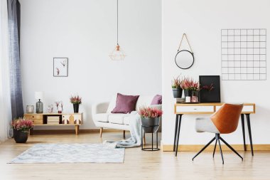 Açık alan oturma odası iç beyaz kanepe ve ahşap masası 