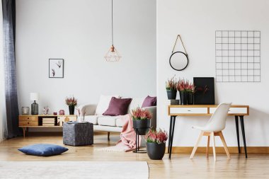 İle mor yastıkları kanepe ve lamba ile ahşap dolap masa açık alan iç Heathers