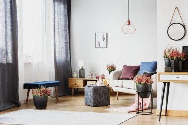 Modern oturma odası iç ile bir pencere ve heather altında bir tabure